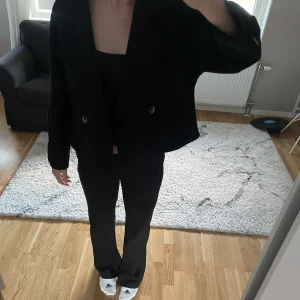 Svart kappa - Svart kappa från missäy, väldigt bra skick, perfekt höst jacka, skicka till mig om du vill ha fler bilder.