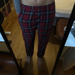 Rutiga röda flanell pyjamasbyxor - Supersköna flanell byxor från H&M, köper då dem är lite för korta för mig! Passar perfect i längden för 165cm ❤️🖤skulle säga att dem är en S men det står att dem är en M. Säljer även hoodie för 50kr