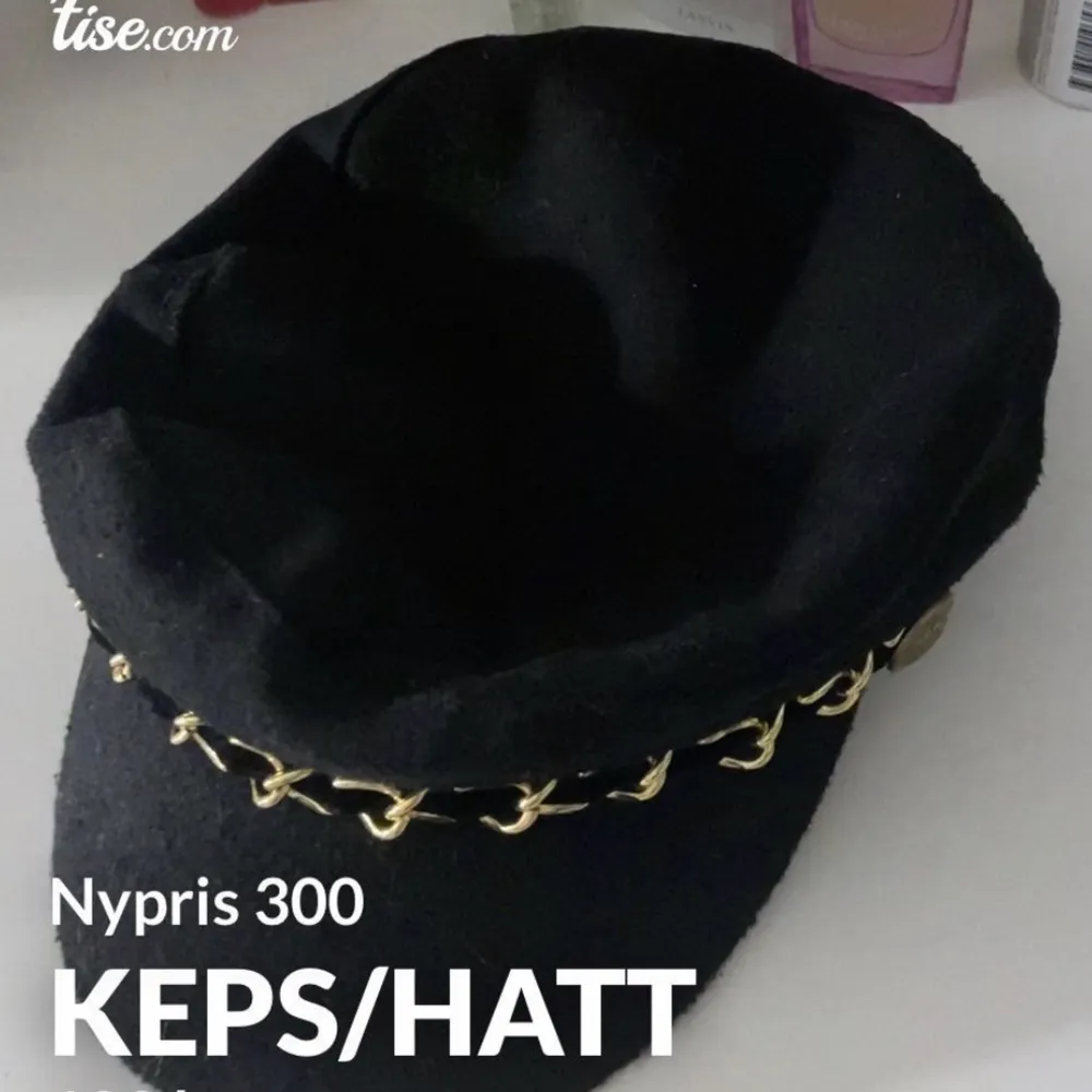 BASKER MED GULDIGA DETALJER Keps / Hatt med guldiga detaljer. Mocka material. Superbra skick. Jättecool Nypris: 299kr Vit Svart H&M Zara Kedja Gulddetaljer Guld Mocka Basker Hatt Keps Gina Tricot. Accessoarer.