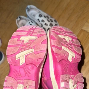 Söta vinterskor - Termosskor till flicka, super fint skick🥹