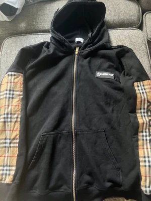 Burberry Kofta  - Burberry Tröja.  Säljer denna på grund av att den är för stor. Priset kan diskuteras. 