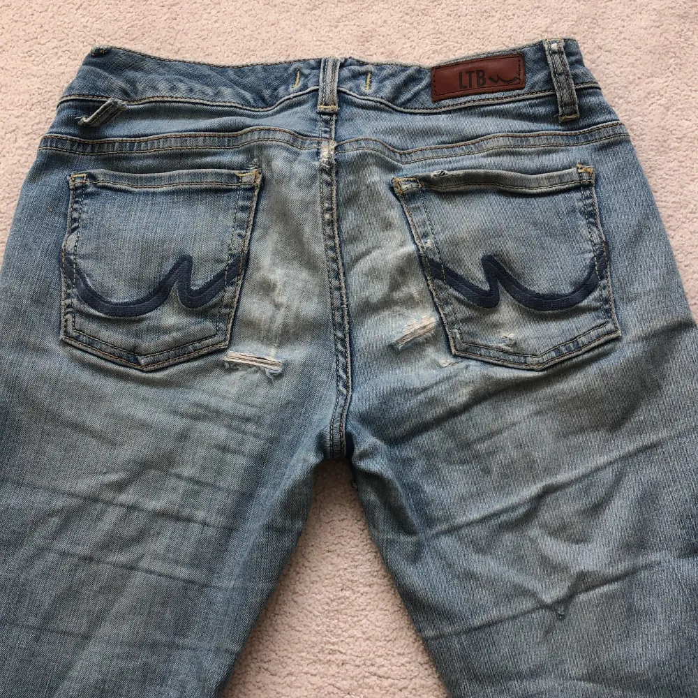 Jötte coola lågmidjade bootcut jeans från Ltb i modellen Roxy💗 jeansen har några få hål i rumpan🥰. Jeans & Byxor.