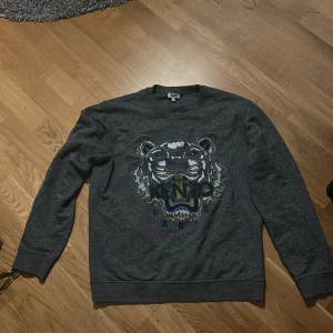 Kenzo sweatshirt  - Fin tröja från Kenzo säljes då den inte kommit till användning. Mkt fint skick.