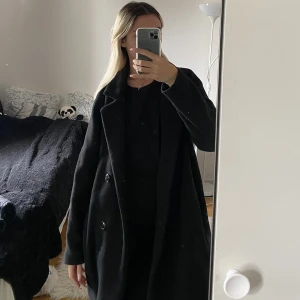 Kappa - En någon lpmg svart kappa från lager 157. Fin och stilig💞