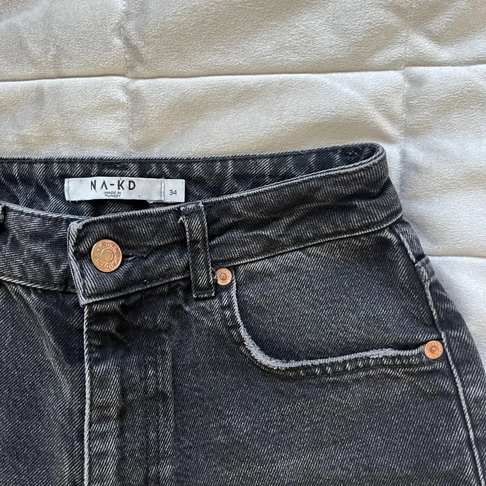 High waist straight jeans från NA-KD som är lite ”trådiga” längst ner på byxbenet!  Storlek 34 och säljer för 20kr +frakt . Jeans & Byxor.