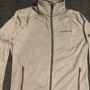 Peak Performance crewneck - Peak Performance crewneck som håller värme väldigt bra , storlek L fast passar M , kvalitet 9/10