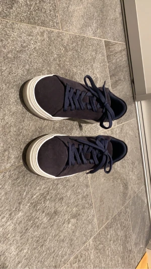 Mockaskor  - Blå mockaskor, nyskick  Endast använda 2 gånger Nypris 1300 Selected Homme Passar både 42 o 43