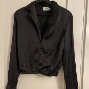 Skjorta i satinmaterial🖤 - Supersöt  skjorta/blus i från misslisibell x NAKD🌟 Använd fåtal gånger!