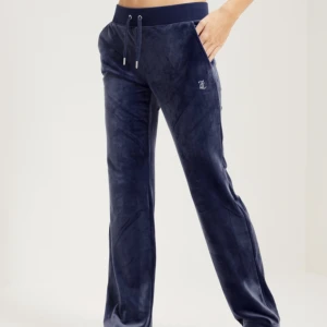 Juicy byxor  - Blåa juicy byxor med text, använda ett fåtal gånger. Köparen står för frakt