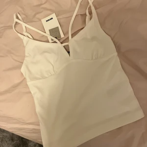 BIKBOK topp  - Säljer denna topp i både SVART OCH VIT helt nya prislapp kvar