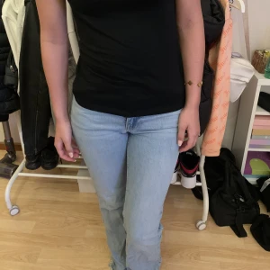 Ljus blå jeans - super fina blå jeans från gina tricot, röven blir jätte stor i dom. skriv om ni tycker om dom❤️