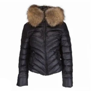 Jacka - Säljer min fina och supersköna Chelsea jacka med äkta päls som är i ny skick, då jag tyvärr råka beställa fel storlek. Passar perfekt att ha nu inför hösten och vintern då den är så bekväm och världens mysigaste. Pris går att diskutera (Nypris 4999kr