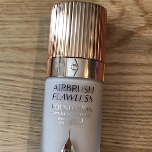 Charlotte Tilbury foundation - Charlotte tilbury foundation, säljer pga fel färg. (Bara testat) Färg: 2 neutral