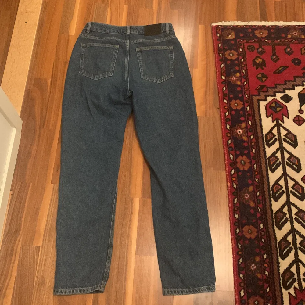 Blåa jeans för killar och tjejer, säljer för att byxorna är för små skick 9/10. Jeans & Byxor.