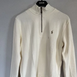 Polo Ralf Lauren half zip - Helt ny Ralf lauren half zip  Färg: cream/ ljusbeige, brun logga  Pris diskuterbart