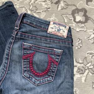 Säljer ett par true religion jeans med rosa detaljer. Hör av dig vid frågor💓mått: midja: 39cm, innerben: 73cm
