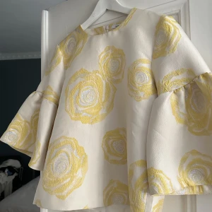 Ganni blus  - Ganni blus i strl 36.  Köpt för ca 2000kr, använd endast en gång. Mitt pris: 800kr 