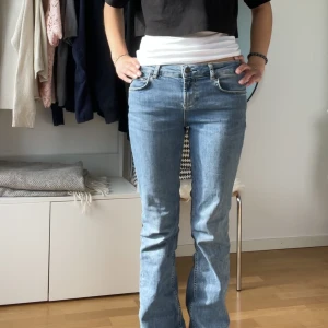 Zara low bootcut - Slutsålda zara lågmidjade bootcut jeans. Slitna längst ner, bild privat.Säljer även ett par i storlek 36 i mörkare färg💞TRYCK PÅ KÖP NU 