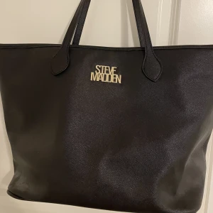 Steve Madde handväska  - Nästan helt oanvänd Steve Madden väska. Passar perfekt till skolan och jobbet, rymmer mycket och har två fickor. 