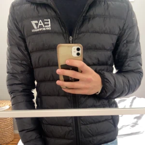 Ea7 jacka - Fin ea7 jacka med två smlagade revor som man ser på två sista bilderna men som sagt inget man tänker på 