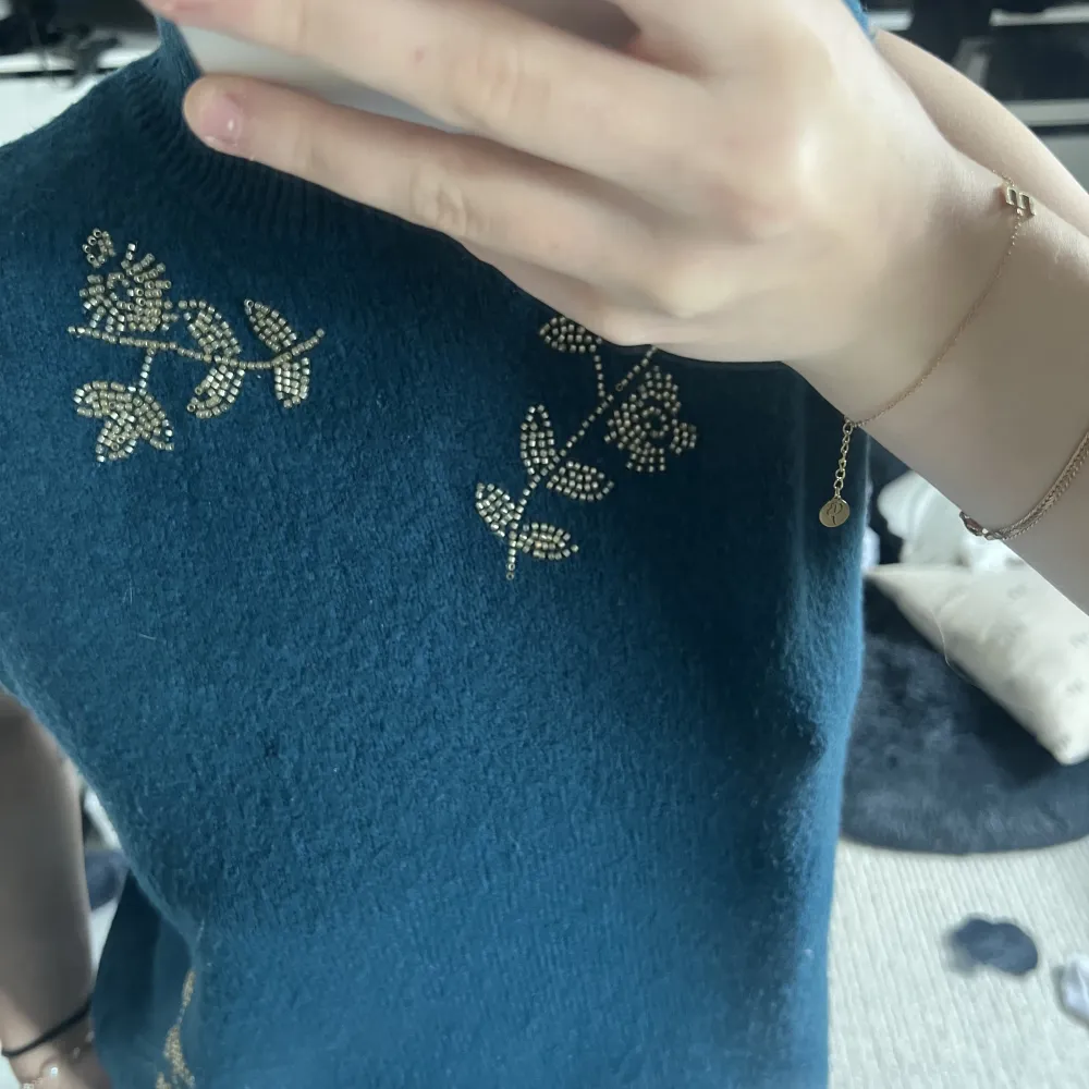 Stickat linne från Zara i storlek L, passar även mindre (jag på bilden är en S)😊. Stickat.