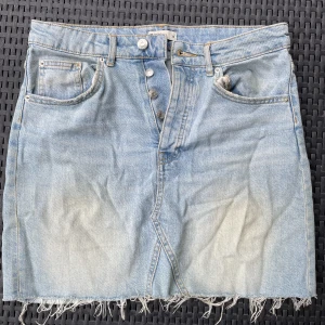 Jeanskjol  - En jeanskjol från ginatricot i storleken 38. Kjolen är i en bra kondition. Skriv för mer bilder och info