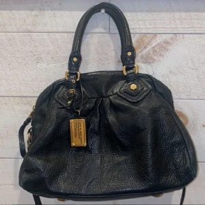 SÖKER MARC JACOBS - Söker den här Marc Jacobs väskan i modell Baby Aiden. Vilken färg som hälsat men söker hälst Svart. Söker sice S-M men säg om du har L också!