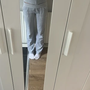 Juicy byxor  - Säljer mina juicy byxor som är använda därav priset men har inga defekter 