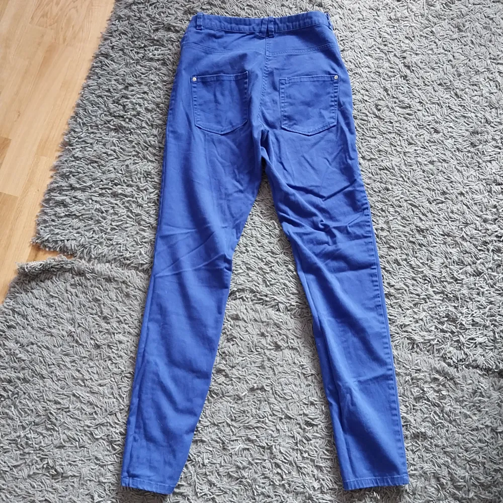 Blåa byxor i bra skick köpta på HM  Sparsamt använda. Storlek 34  Betalning sker via swish och köparen står för frakten.. Jeans & Byxor.