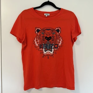 Kenzo T-shirt - Säljer min äkta Kenzo T-shirt. Färgen är orange/röd men lutar sig mer mot det orange hållet.