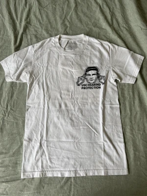 Pleasures T-shirt  - Gott skick 