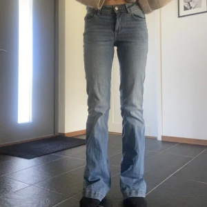 Mid waist jeans - Säljer mina lågmidjade jeans från JDY då dom inte kommer till användning längre. Bredd 26 och längd 34. 100 kr + frakt💕
