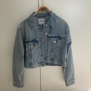 Jeansjacka  - Jättefin jeansjacka från Zara🤍 använd ca 2-3 gånger, som ny! 