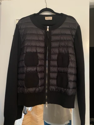 Moncler padded cardigan - Säljer min padded cardigan från moncler. Skulle säga att den passar S-L beroende på hur man vill att den ska sitta! Använd högst 1-2 gånger!  Endast seriösa köpare!