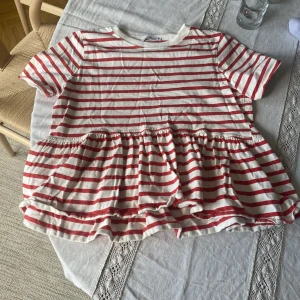 Tröja från Zara - Fin tröja från Zara i storlek S men passar XS. Har använts 4-5 gånger och har inga fel.💓