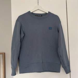 Sweatshirt från Acne i en fin blå färg. Strl xxs men är mer som en xs/s. Sparsamt använd så i gott skick 💕