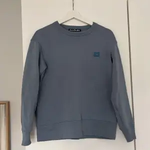 Sweatshirt från Acne i en fin blå färg. Strl xxs men är mer som en xs/s. Sparsamt använd så i gott skick 💕