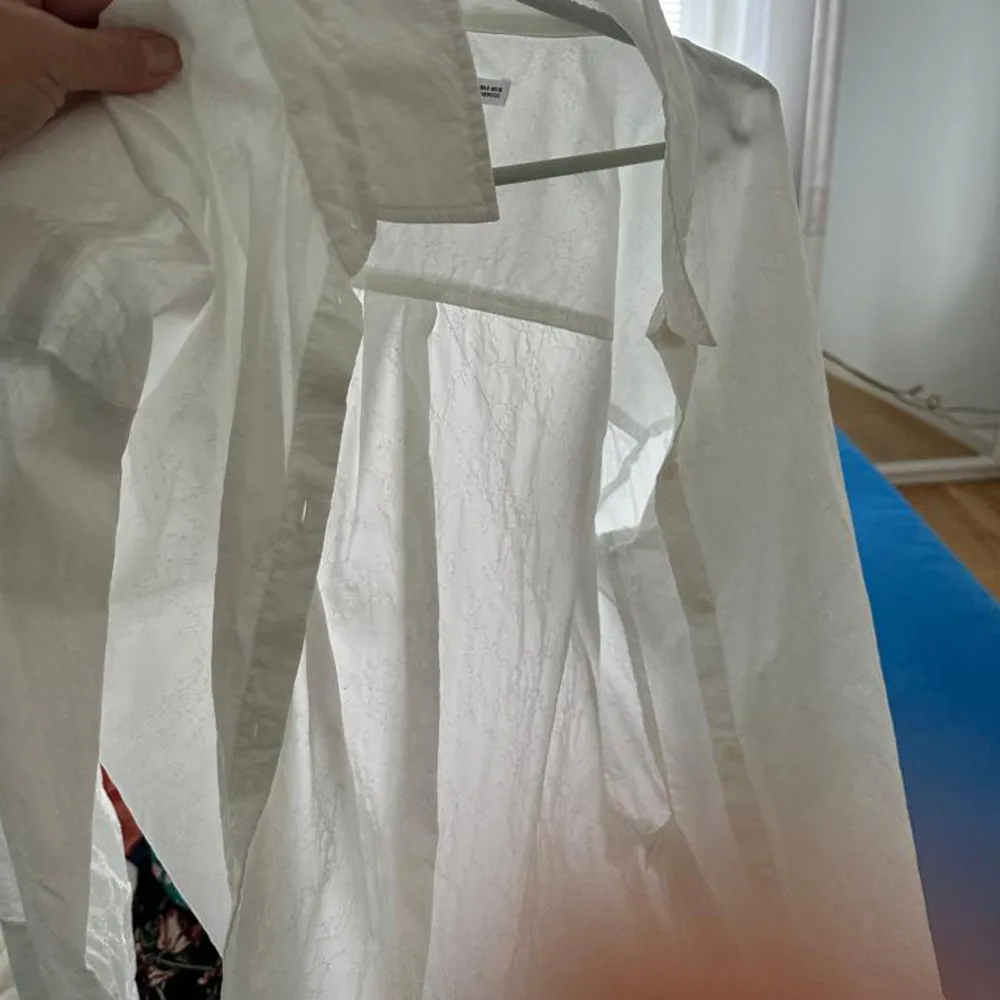 Säljer e vit skjorta som jag inte använder. Den är i bra skick. Skjortor.