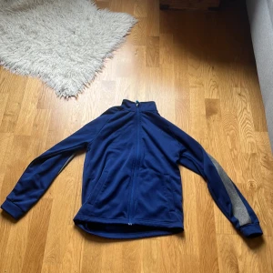 Zipup tröja - Lite använd Några månader gammal