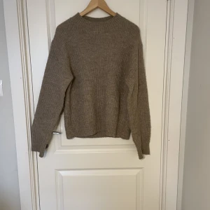 Stickad tröja - Säljer denna otroliga stickad tröja. ( oversize i storlek !!!) passar till allt och perfekt inför hösten.