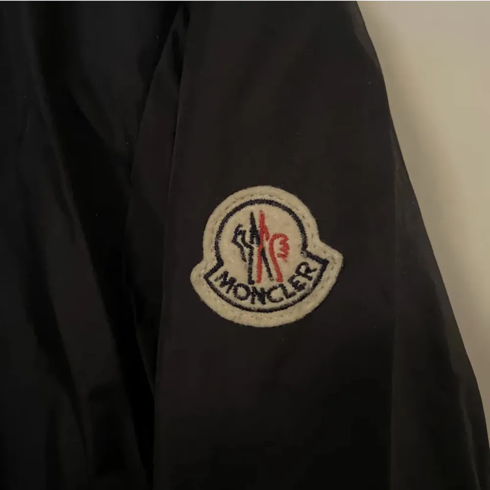 Mörkblå Moncler ”Miroir Giubbotto” tunnare jacka i storlek 3 (M/L), perfekt till hösten! Använd enstaka gång. Kvitto finns med i bilderna. Nypris ca 5100kr. Priset kan diskuteras! . Jackor.