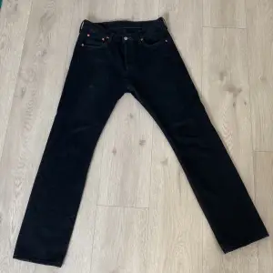 Svarta 501 levi’s jeans. W30 L32. Har använt dem ett fåtal gånger. Men insett att dom är lite små. De är helt hål fria, men är däremot lite lite utsliten runt höger fickan. 