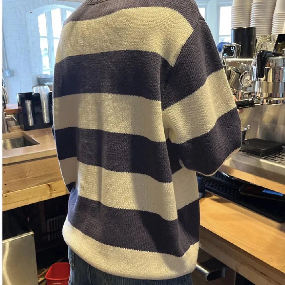 Säljer denna super söta och bekväma stickade tröja från brandy Melville då den inte kommer till användning längre. Pris går att diskutera vid smidigt köp. ❤️. Tröjor & Koftor.