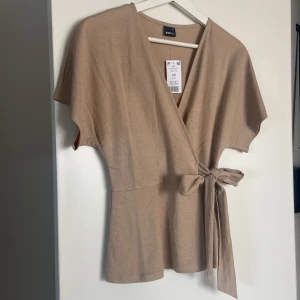 Beige topp - Topp med knytning, helt ny.