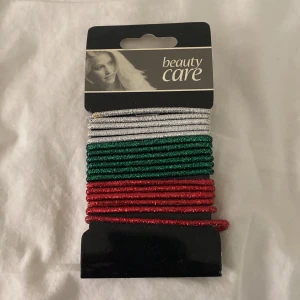 Hårsnoddar - Glittriga hårsnoddar i röd, silver och grön färg. Helt oanvänd! Säljes billigt och kommer att slängas snart, så köp redan nu🩷