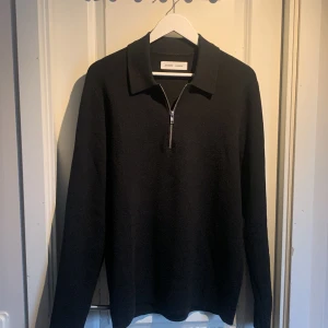 Samsoe samsoe halvzip - En extremt bekväm och snygg tröja från samsoe samsoe i väldigt bra skick.  Storleken är L men funkar som M alldeles utmärkt. Nypris 1400 och priset kan diskuteras.
