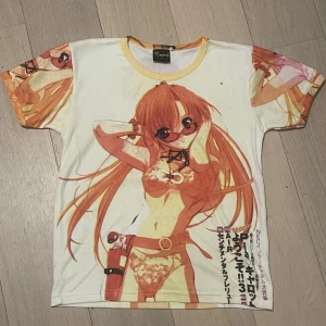 Coll manga baby tee - T-shirt med ett tryck. Storlek s men är ganska så stretchig så skulle passa xs-m beroende på hur tajt man vill att den ska sitta.