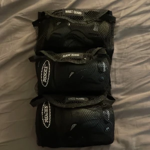 skyddsett - Ett skyddsett för att skatea, rullskridskor osv. Använd men är som nyttskick lite repigt bara❤️ Kontakta mig om ni har några frågor<3