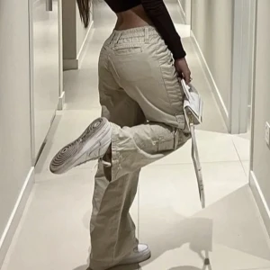 Cargo byxor  - Säljer dessa eftersom jag måste rensa några byxor, kan stryka byxorna! (Första bilden är inte min utan en referens av hur de ser ut)