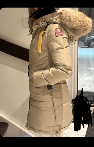 Vinter jacka  - Jag köpte den föra året från en butik i Barkarby för 8400kr då den va på rea. Har använts bara en vinter. Har kemtvättat den, och är helt ny utan några skador.  Är storlek xs/s. Säljer den på grund av är i behov av pengar. 